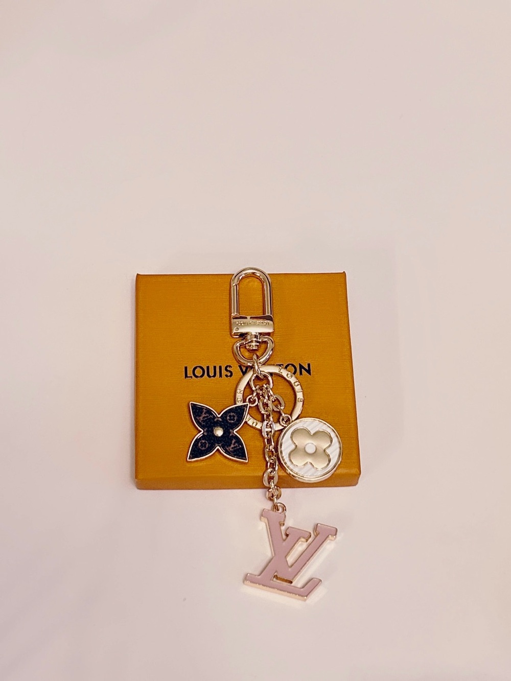 Louis Vuitton Spring Street Pink Enamel & Gold Bag Charm & Key Holder M01187 NEW - Picture 2 of 7